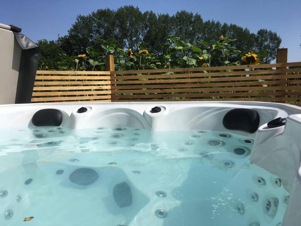 Moors Wood Relaxing ,Tranquil Retreat With Hot Tub Villa Чипенъм Екстериор снимка