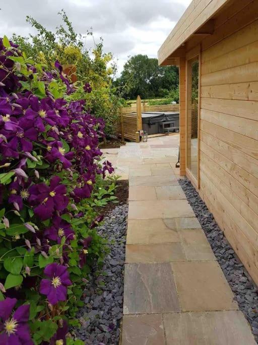 Moors Wood Relaxing ,Tranquil Retreat With Hot Tub Villa Чипенъм Екстериор снимка