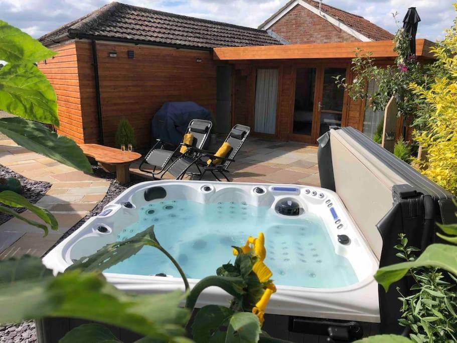 Moors Wood Relaxing ,Tranquil Retreat With Hot Tub Villa Чипенъм Екстериор снимка