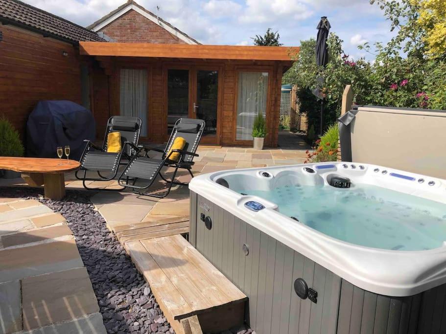 Moors Wood Relaxing ,Tranquil Retreat With Hot Tub Villa Чипенъм Екстериор снимка