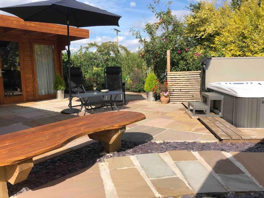 Moors Wood Relaxing ,Tranquil Retreat With Hot Tub Villa Чипенъм Екстериор снимка