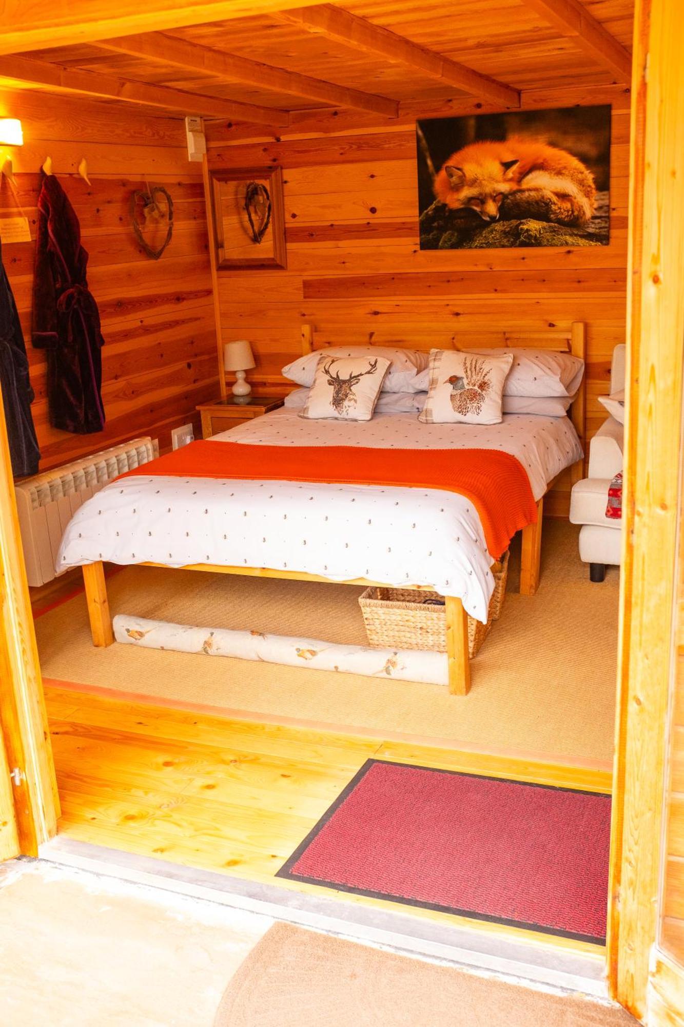 Moors Wood Relaxing ,Tranquil Retreat With Hot Tub Villa Чипенъм Екстериор снимка