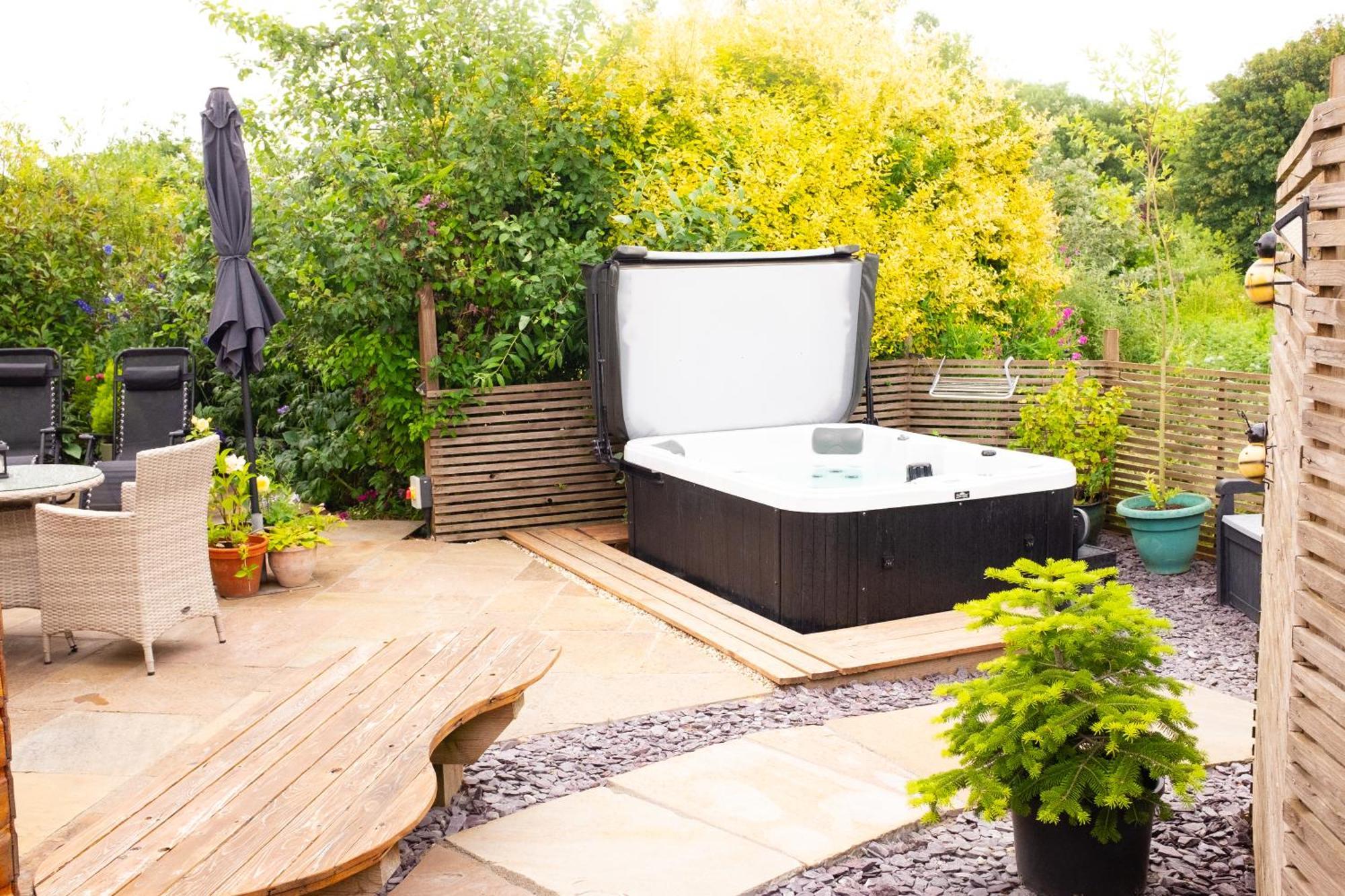 Moors Wood Relaxing ,Tranquil Retreat With Hot Tub Villa Чипенъм Екстериор снимка