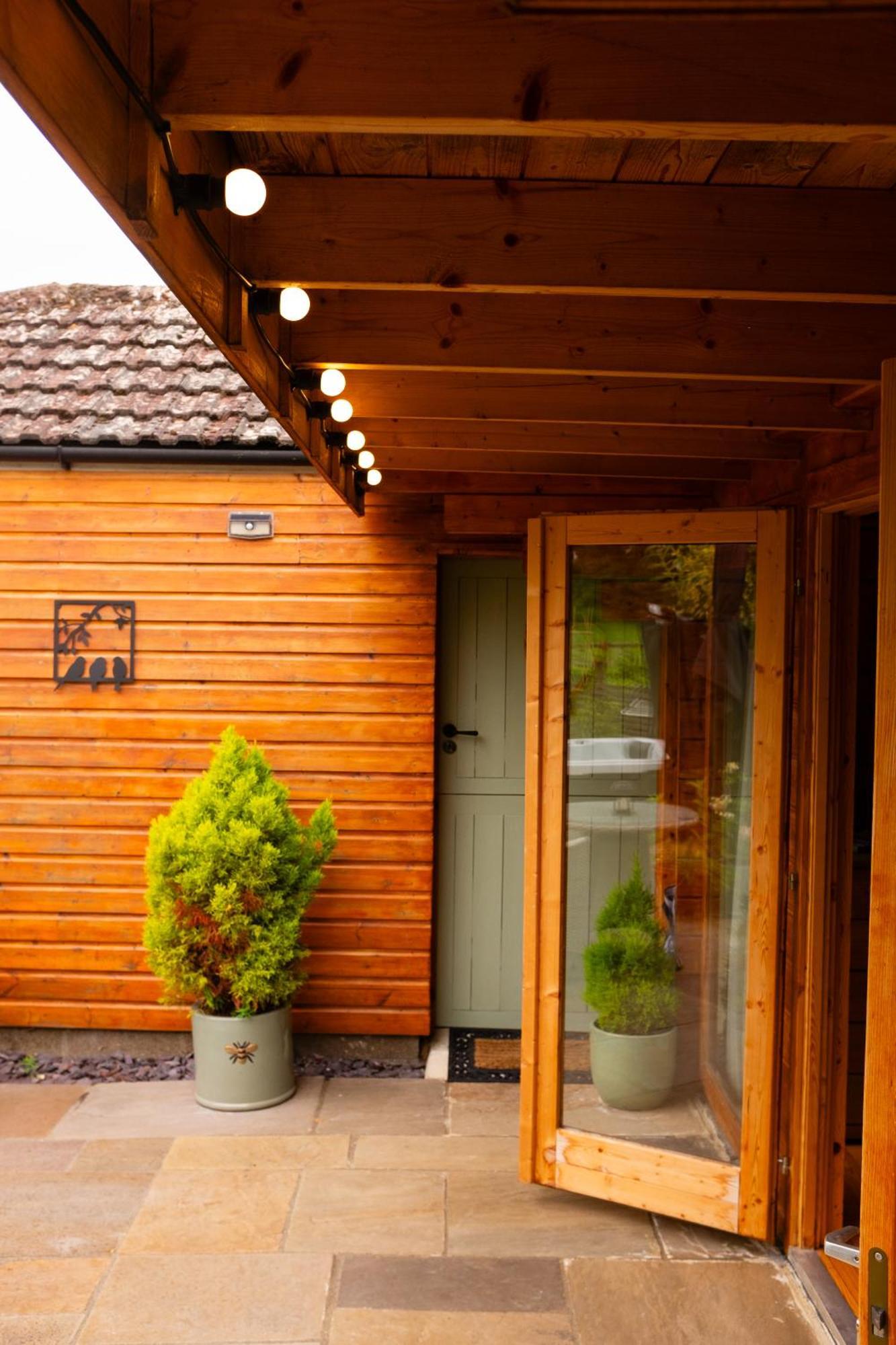 Moors Wood Relaxing ,Tranquil Retreat With Hot Tub Villa Чипенъм Екстериор снимка
