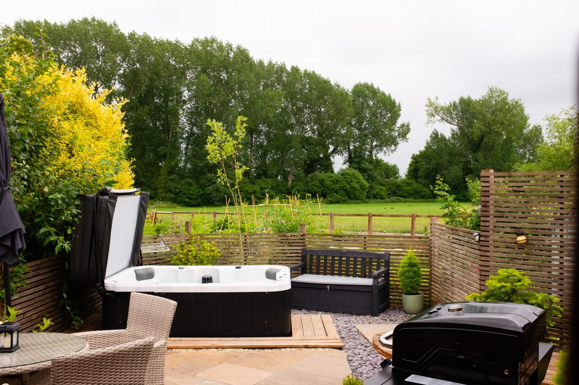Moors Wood Relaxing ,Tranquil Retreat With Hot Tub Villa Чипенъм Екстериор снимка