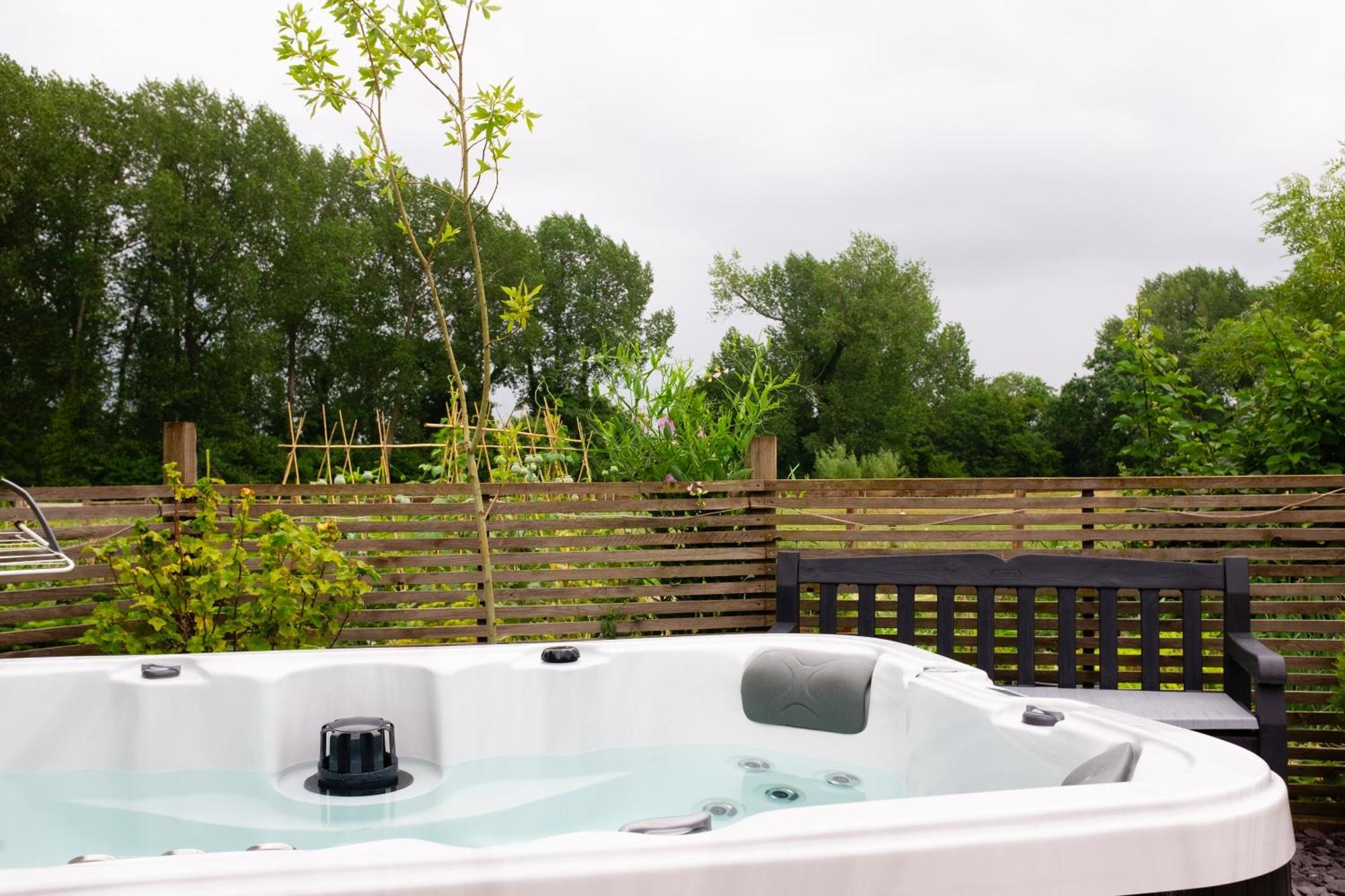 Moors Wood Relaxing ,Tranquil Retreat With Hot Tub Villa Чипенъм Екстериор снимка